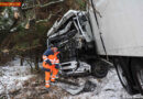Oö: Unfall zwischen Kastenwagen und Sattelzug