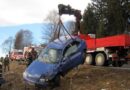 Stmk: Pkw landet nach Unfall am Dach liegend im Bach