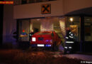 Oö: Spektakulärer Verkehrsunfall: Auto rast in Bankfiliale