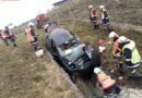 Oö: Pkw fährt auf eine Leitschiene -> Landung nach 130m im Straßengraben