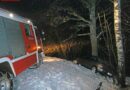 Oö: Fahrzeubergung nach Ausrutscher in einen Wald