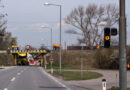 Nö: Sattelzug kracht in Eisenbahnbrücke und kippt um