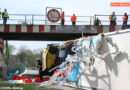 Nö: Lkw kracht in er Eisenbahnunterführung