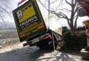 Nö: Lkw-Lenker ignoriert Verkehrszeichen -> Langwierige Bergung