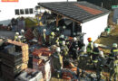 Oö: Pkw kracht in Dachziegellager: Menschenrettung neben Feuerwehrhaus