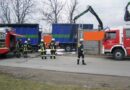 Nö: Auf Lkw verladenes Pkw-Wrack beginnt zu brennen