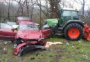 Stmk: Pkw rutscht 200m über eine Böschung und prallt gegen Traktor