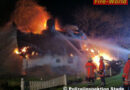 Deutschland: Leeres Reetdachhaus stand in Flammen
