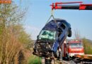 Oö: Frau von Rettungsdienst und Feuerwehr aus Fahrzeug gerettet