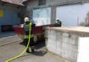 Nö: Im Innenhof einer Firma abgestellter Müllcontainer in Brand geraten