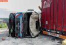 Oö: Holztransporter kippte um und begann zu brennen