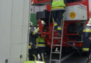 Nö: Lkw-Bergung mittels Kranfahrzeug auf der A21