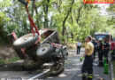 Nö: Mit landw. Gerät an Baum eingefädelt -> Traktor zur Seite geschleudert