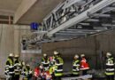 D: Verletzten Bauarbeiter mit Drehleiter aus Baugrube gerettet