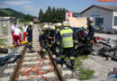 Nö: Pkw kracht auf Eisenbahnkreuzung mit Triebwagen zusammen