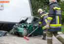 Oö: Autobus kippt um und zerquetscht Auto – Ein Todesopfer