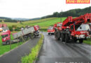 Stmk: Lkw-Gespann hing auf L212 über Böschung