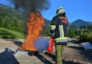 T: Jugend übt die Erste Löschhilfe mit tragbaren Feuerlöschgeräten