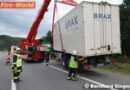 Nö: Lkw-Gespann auf A 21 bei Sparbach mit Kran geborgen