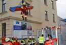 D: Verletzter Bauarbeiter mit Baukran gerettet