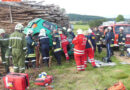 Nö: Pkw vs. Holzstapel – Menschenrettung nach Verkehrsunfall