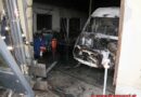 Nö: Kastenwagen in einer Halle ausgebrannt