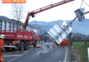 Oö: Überkopf-Wegweiser in Bad Goisern von Lkw gerammt