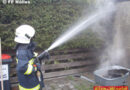 Nö: Nachlöscharbeiten nach Brand zweier Mülltonnen in Hölles