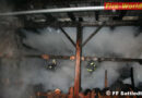 Oö: Holzstadel in Sattledt in Vollbrand