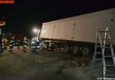 Oö: Sattelzug stürzt beim Abladen um