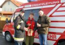 Oö: Feuerwehrjugend teilt das „Licht aus Betlehem“ aus