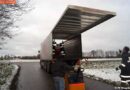 Oö: Aufbaudach eines Lkw löste sich während der Fahrt