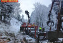 Oö: Holz-Anhänger auf Schneefahrbahn bei Tragwein umgestürzt