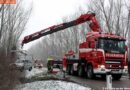 Nö: Unfall mit drei Fahrzeugen -> Zwei Fahrzeuge landen in der Au
