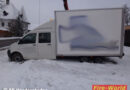Oö: Hängender Lkw und aufsitzender Transporter in Vorderstoder