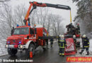 Nö: Auto schlingt sich um Baum -> Schwierige Rettung