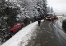Stmk: Pkw kommt von der Fahrbahn ab und prallt in den Murwald