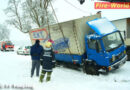 Oö: Lkw rutscht von Schneefahrbahn in Straßengraben