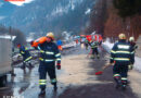 Oö: Langwieriger Einsatz nach Lkw-Anhänger-Unfall bei Bad Ischl