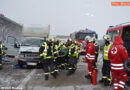 Nö: Feuerwehr Wiener Neudorf befreit Lkw Fahrer nach Verkehrsunfall