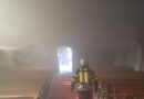 Tirol: Feuerwehrmann dämmt Brand in der Kirche in Reith bei Kitzbühel ein