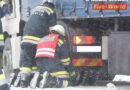 Nö: Feuerwehr führt Lkw-Bergung durch und legt Ketten an