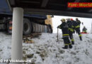 Oö: Kran Vöcklabruck nach missglücktem Lkw- Wendemanöver im Einsatz