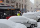 Wien: Linienbus droht auf steiler Schneefahrbahn abzurutschen