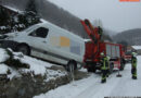 Nö: Kleintransporter droht über Kuppe abzustürzen
