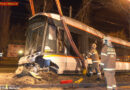 Oö: Rettungsfahrzeug kracht gegen Straßenbahn