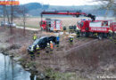 Oö: PKW nach VU in den Kremsfluss gelandet – Feuerwehrmann als Ersthelfer