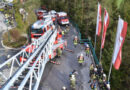 Tirol: Hotelsauna und -außenfassade in Kössen in Vollbrand