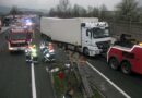 T: Lkw-Zug durchbricht auf der A12 die Leitschiene