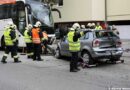 Nö: Autobus rammt parkende Fahrzeuge